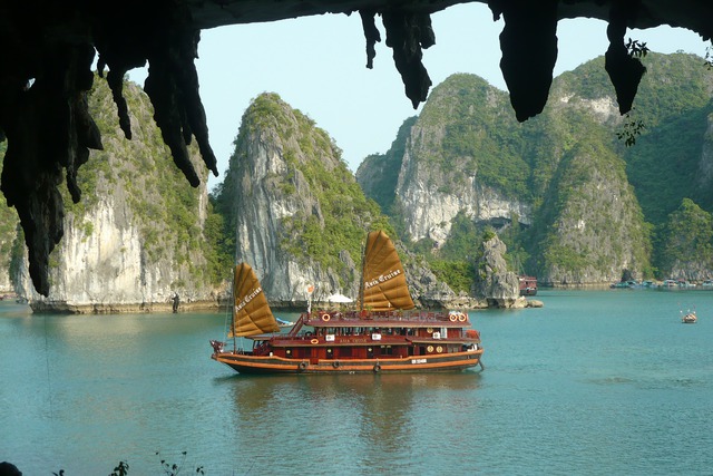 Explore Hanoi - Hoa Lu - Halong