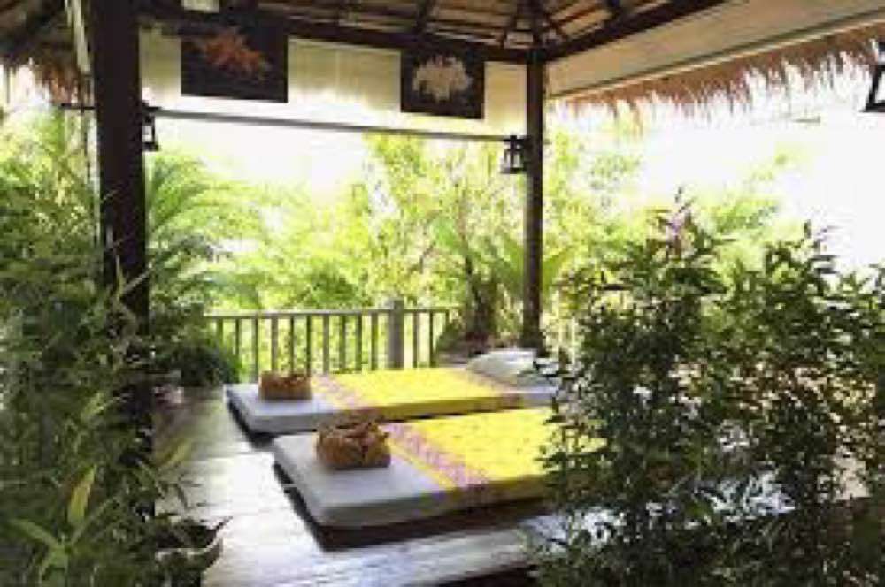 Tambon Ao Nang, Massage Corner