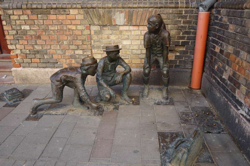 Budapest, Sculpture of the Boys of the Pál Street