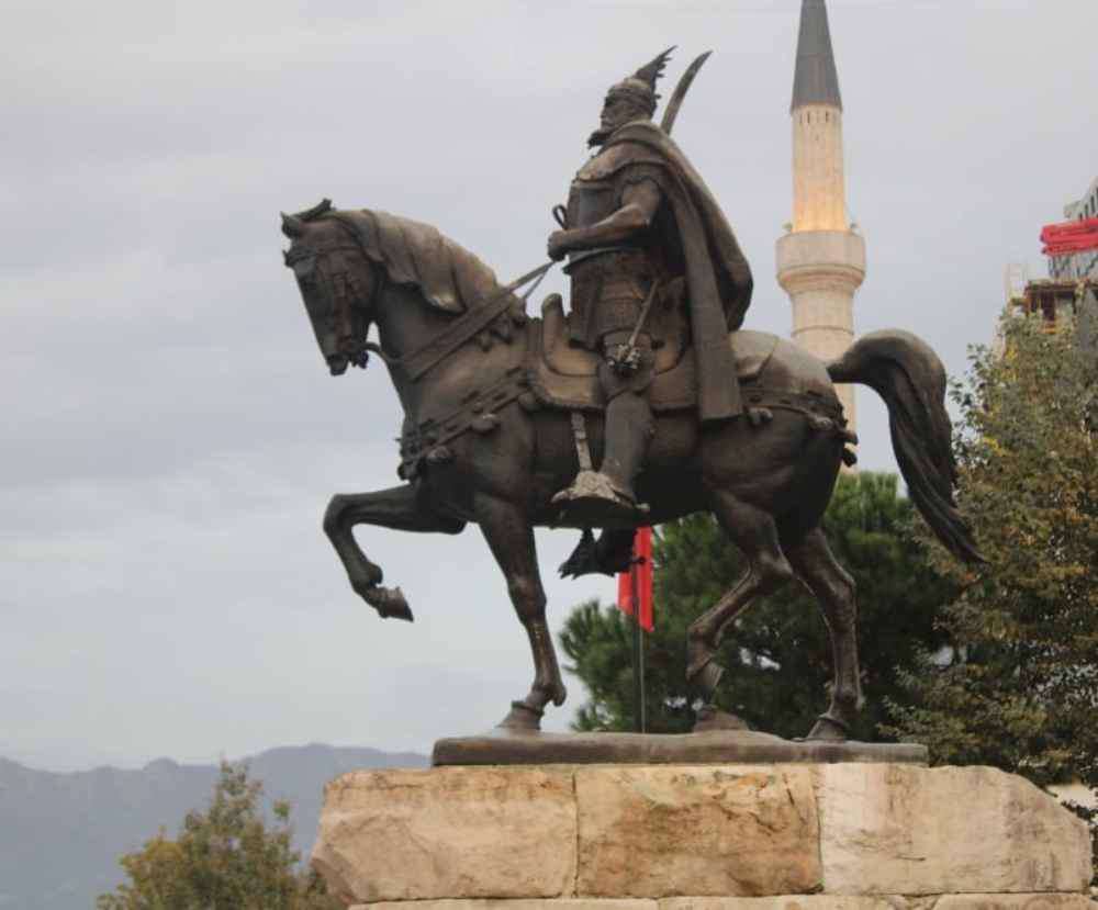 Tiranë, Skanderbeg Square