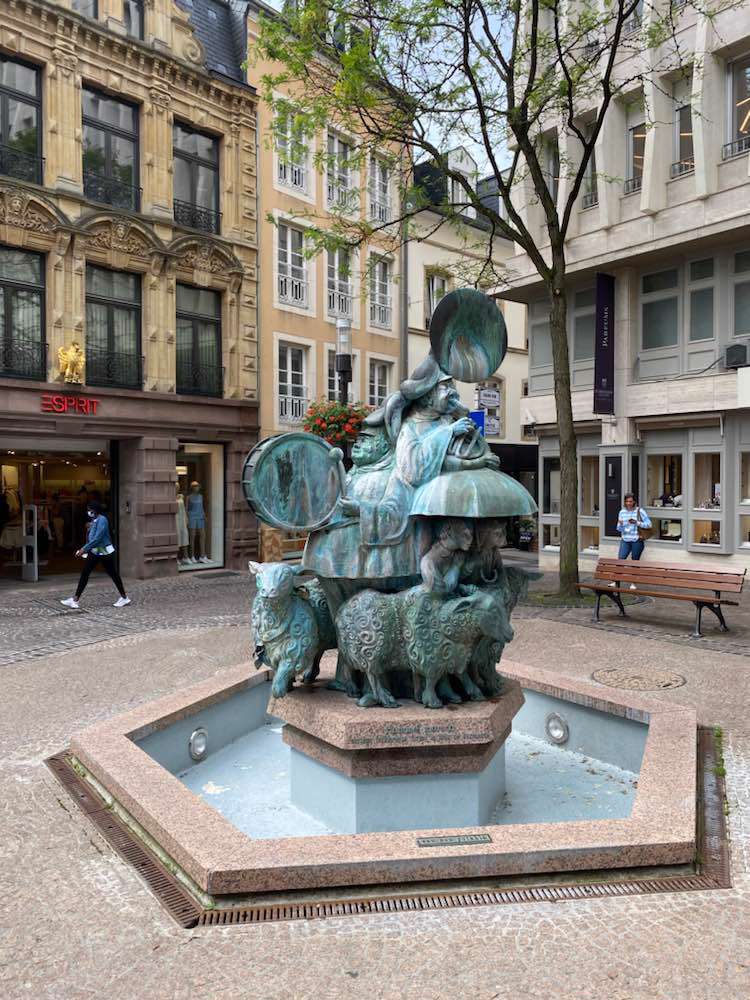 Luxembourg, Skulptur Hammel Marsch Cortege folklorique le jour de kermesse
