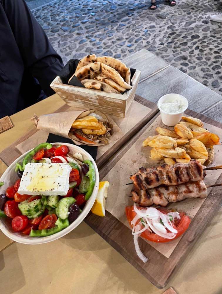 Oia, Pitogyros Traditional Grill House - Gyros, souvlaki, kebab.