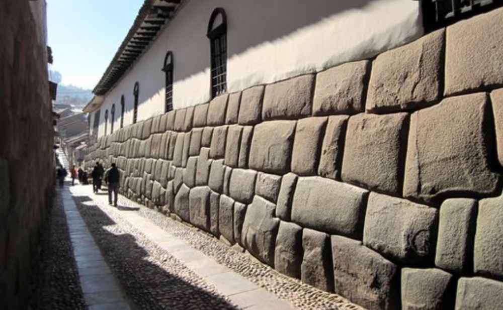 Cusco, Twelve Angled Stone
