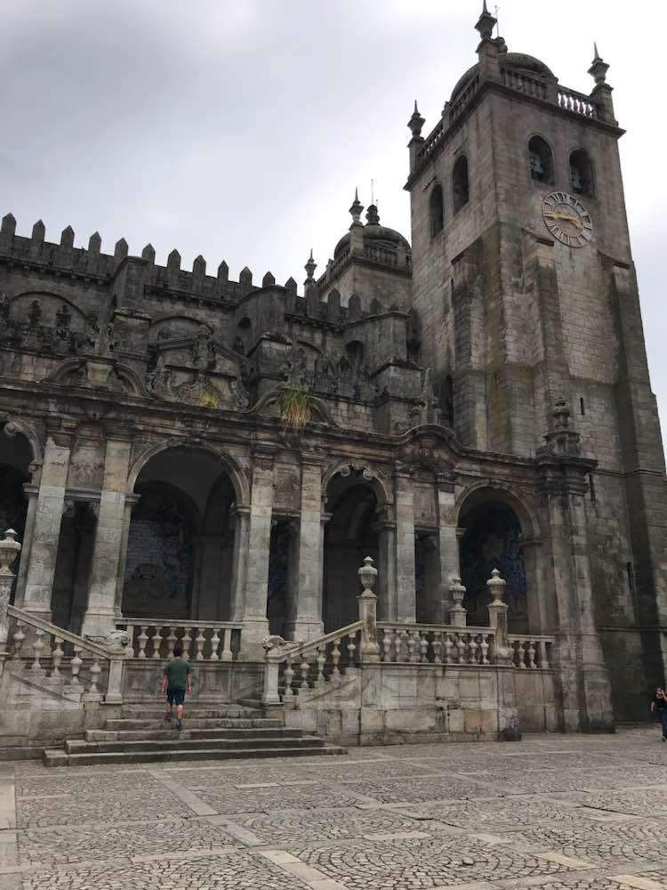 Porto, Fonte e brasão dos antigos Paços do Concelho
