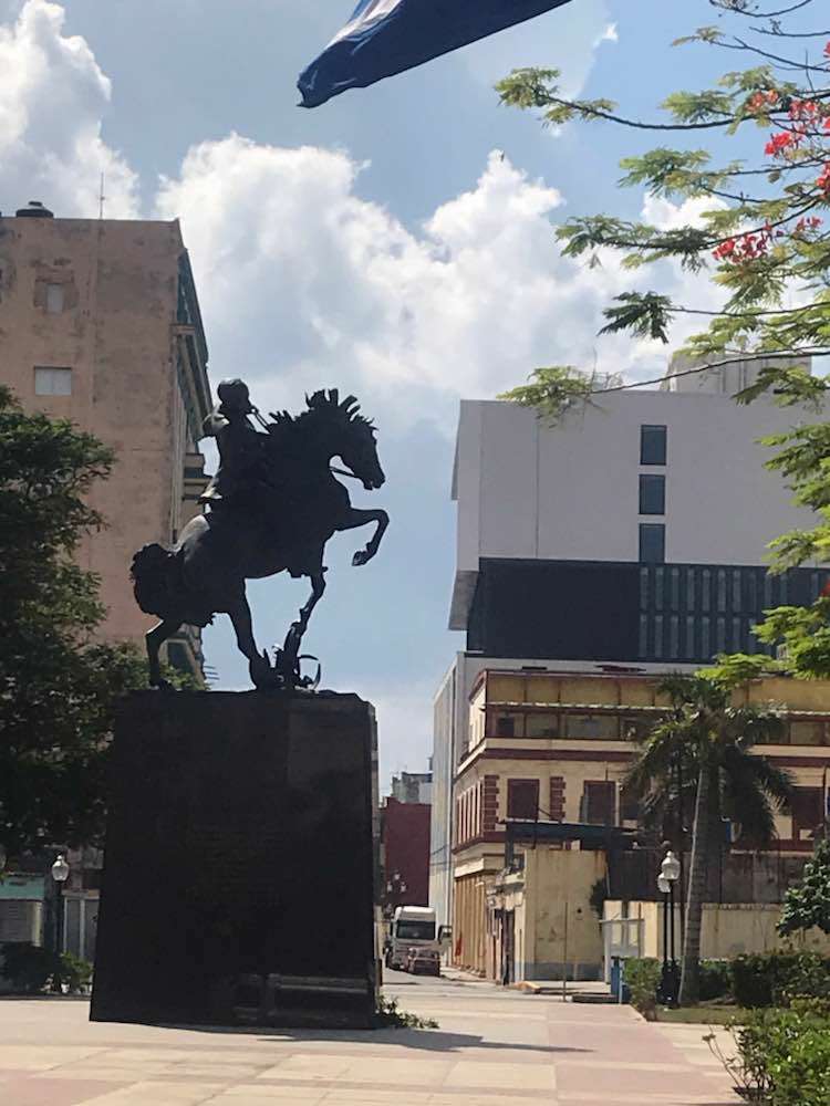 La Havane, Almacenes San José Artisans' Market