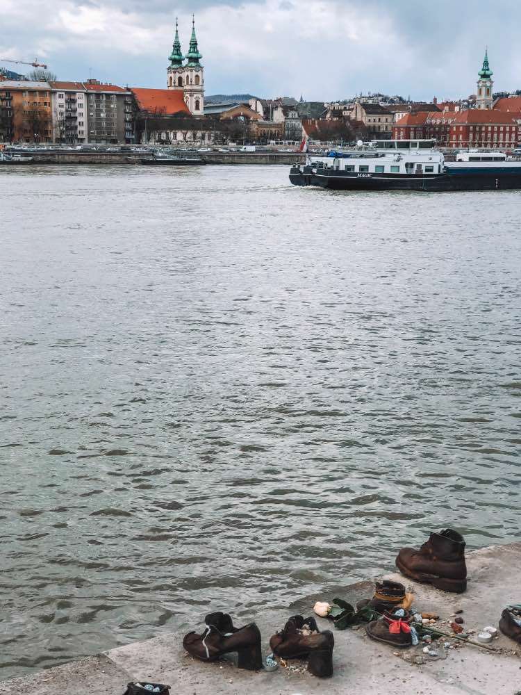 Budapest, Sapatos a Beira do Danúbio