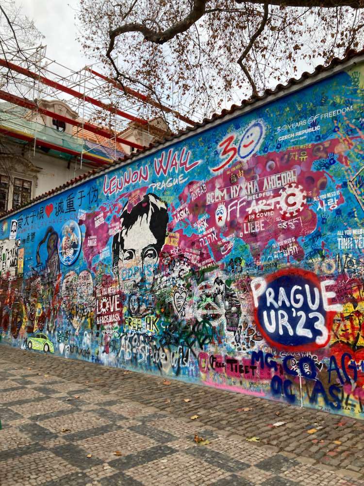 Hlavní město Praha, Muro di Lennon