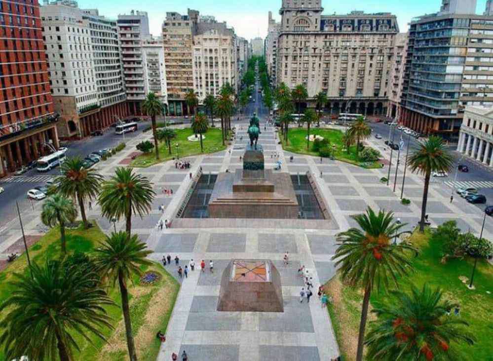 Montevideo, Plaza Independencia