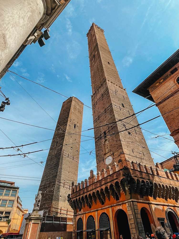 Bologna, Le due Torri: Garisenda e degli Asinelli